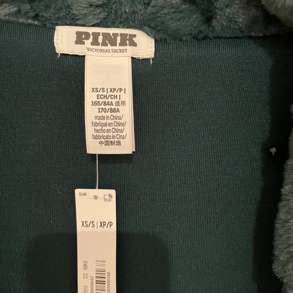 Victoria’s Secret - Pink Plush Robe and Slippers Set - Picture 4 of 7